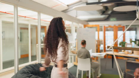 mujer de negocios, felicidad y libertad en el lugar de trabajo
