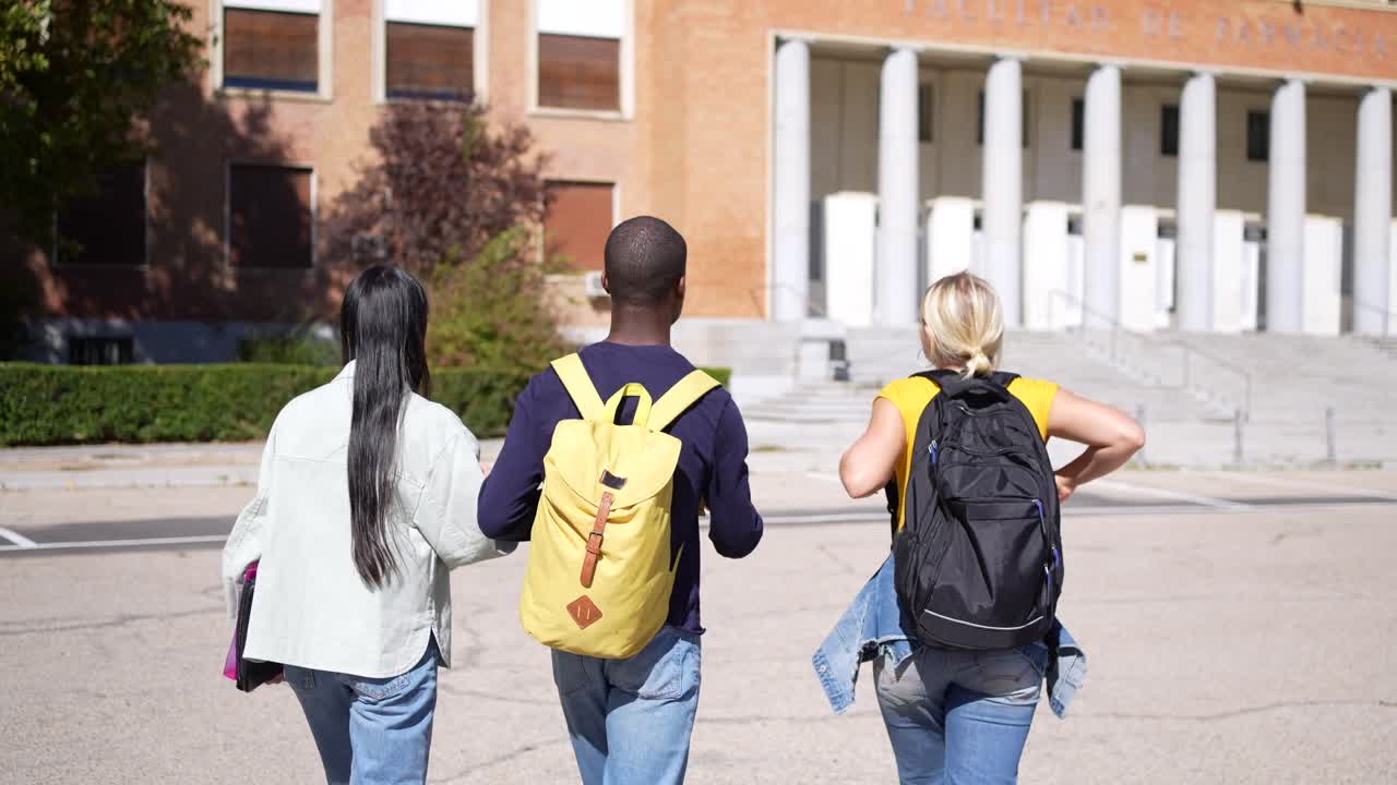 Students outside the Facultad de Farmacia