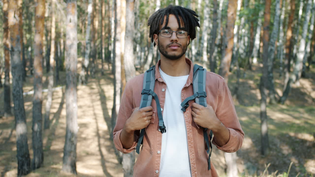 hombre caminando en un bosque