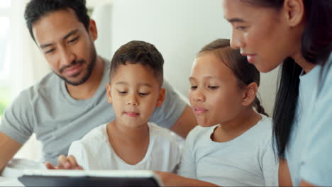 Eltern,-Kinder-Und-Tablet-Im-Schlafzimmer-Zum-Spielen