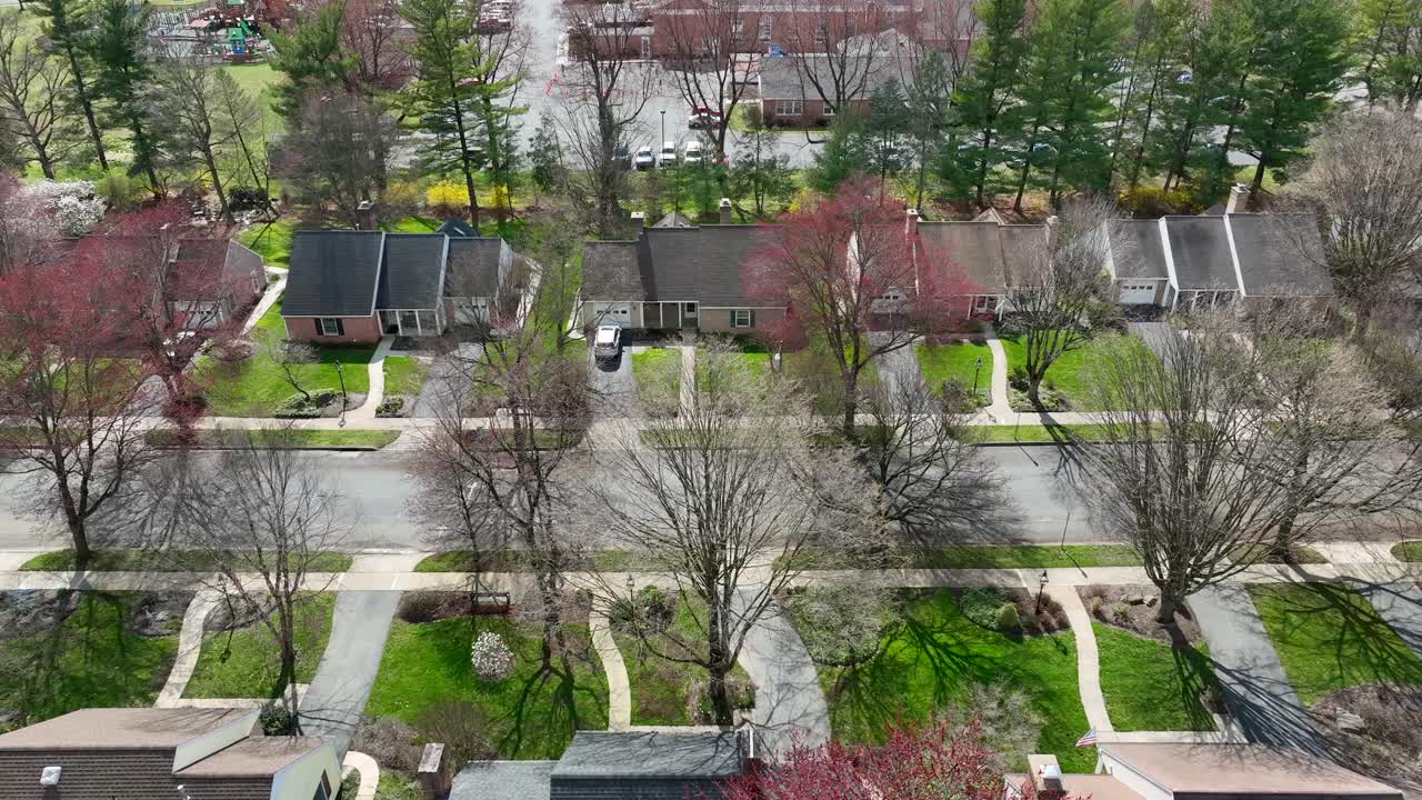 американские дома в тихом причудливом жилом районе