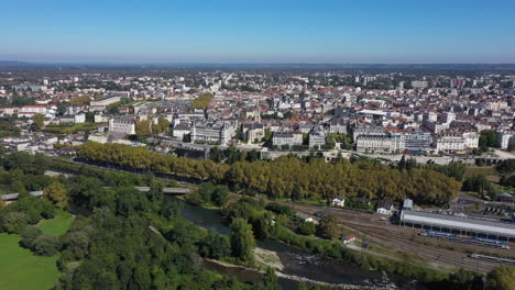 Estación-De-Tren-Dio-Río-Pau-Francia-Día-Soleado-Vista-Aérea-Del-Centro-De-La-Ciudad