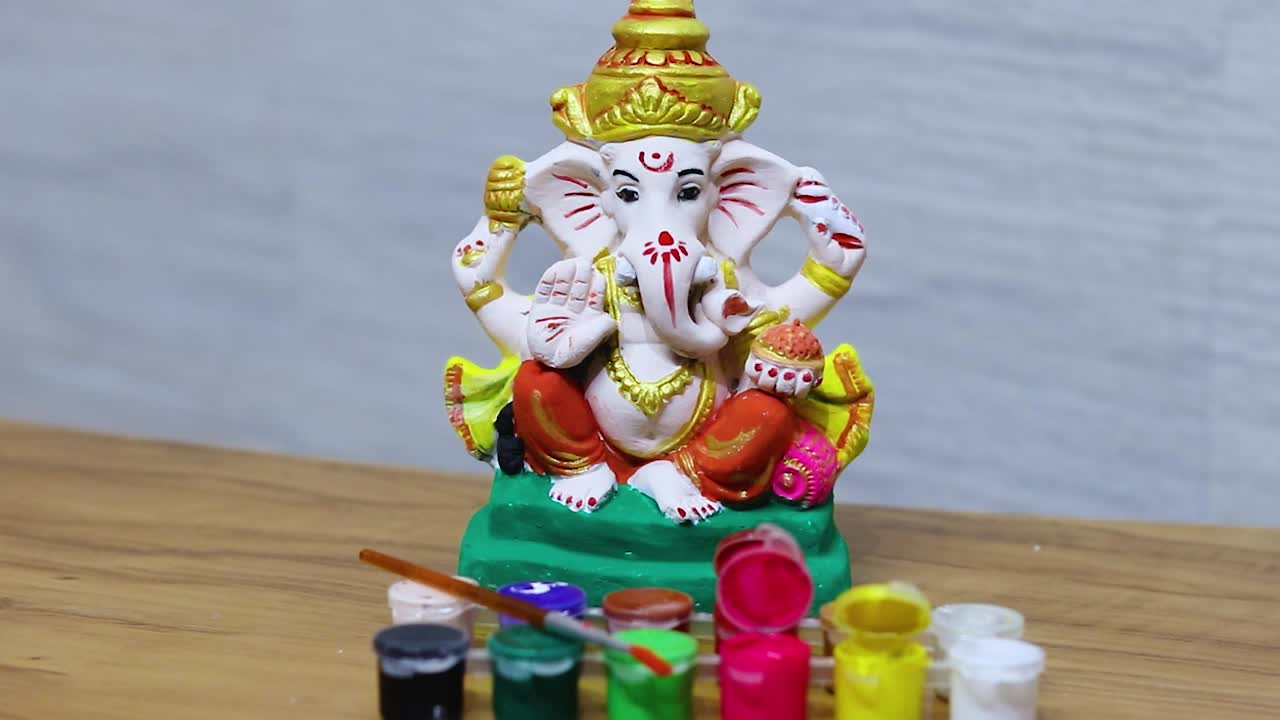deus santo hindu ganpati ídolo colorido com cores por ocasião de ganesh chaturthi