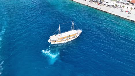 Imágenes-Cinematográficas-De-Un-Barco-En-El-Puerto-De-La-Ciudad-De-Hvar