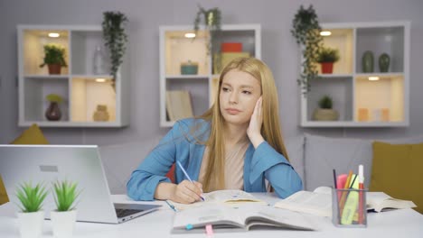 una estudiante muy atenta.