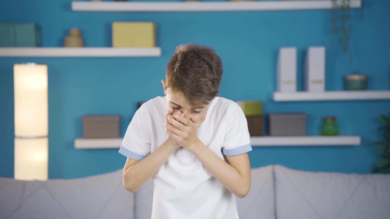 el joven que mira a la cámara se frustra y se enoja.