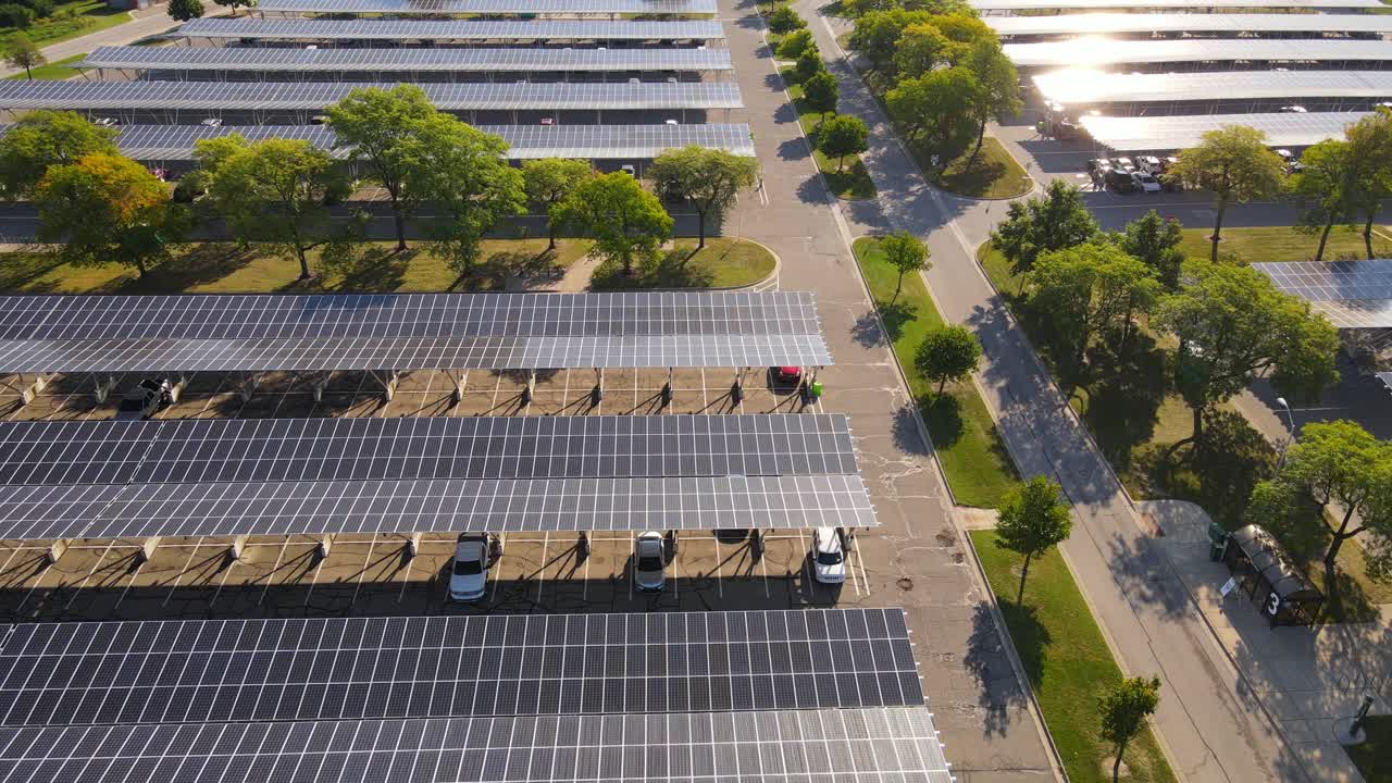 Panele słoneczne rzucające cień na parking w Lansing, Michigan, USA, widok z lotu ptaka