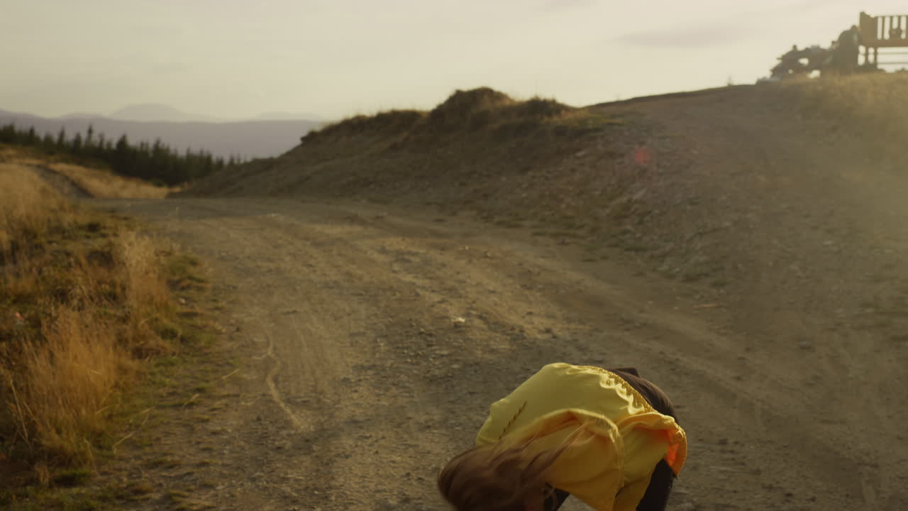 mujer deportiva feliz saltando en el sendero. niña disfrutando de buenos resultados después del entrenamiento