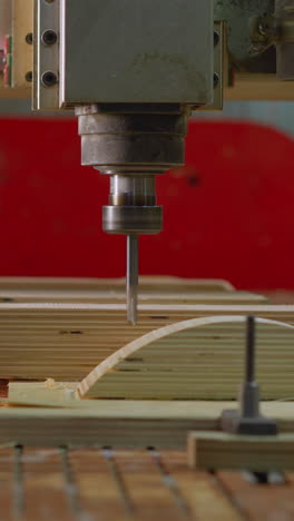 máquina de enrutador cnc tallado de patrones intrincados en madera contrachapada, carpintería industrial en acción