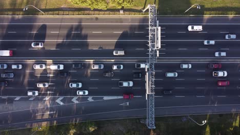 Vehículos-Atascados-En-Embotellamientos-En-Viaje-Por-Carretera-De-Buenos-Aires,-Antena