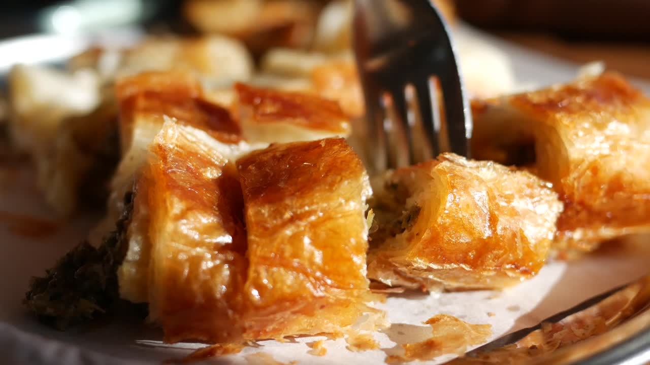 Delizioso Börek turco mangiato con una forchetta
