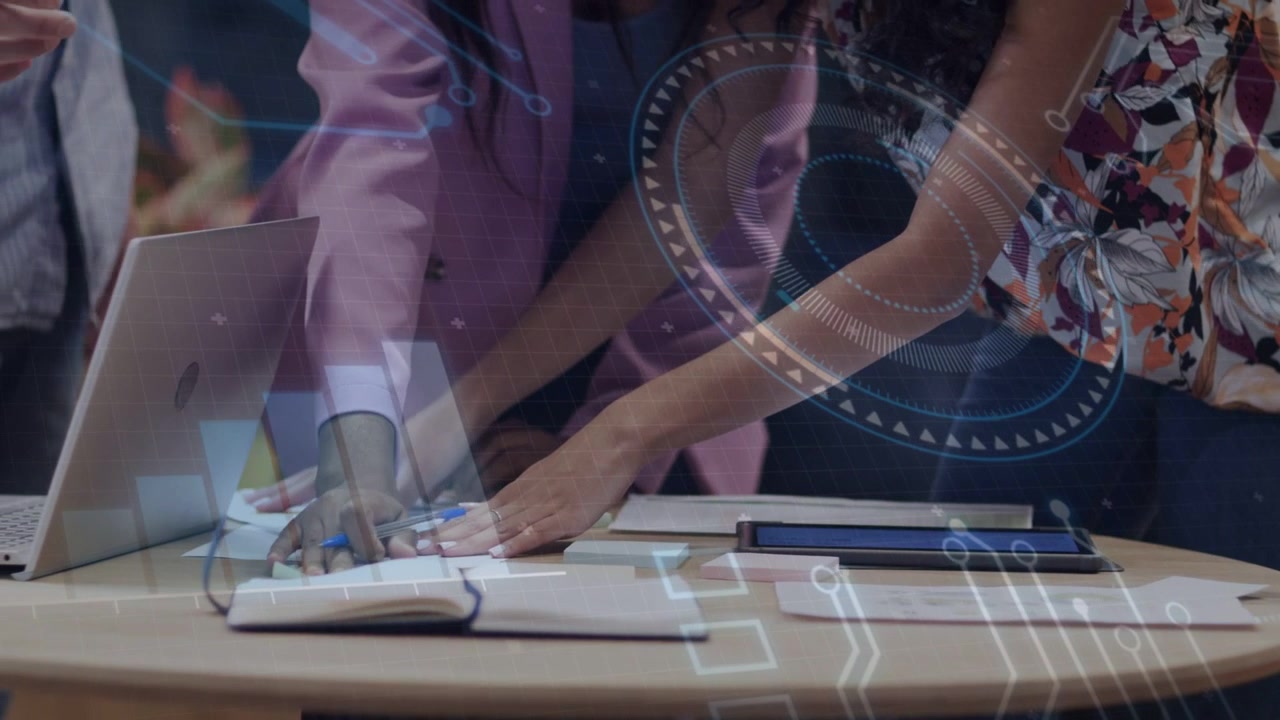 Una terza persona che raggiunge un laptop, un team che sistema documenti per la revisione, overlay HUD aziendali che evidenziano i dati