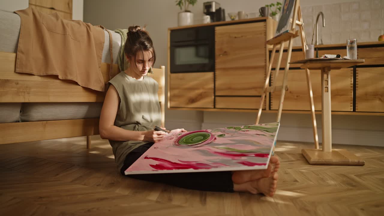 Donna che dipinge arte astratta a casa