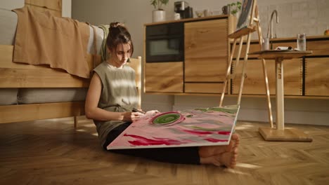 mujer pintando arte abstracto en casa