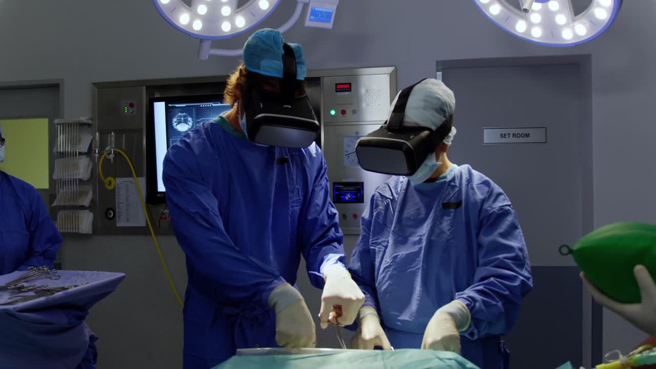 cirujanos que usan auriculares de realidad virtual 4k