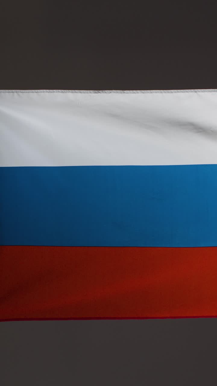 disparo vertical en el pedestal de la bandera rusa