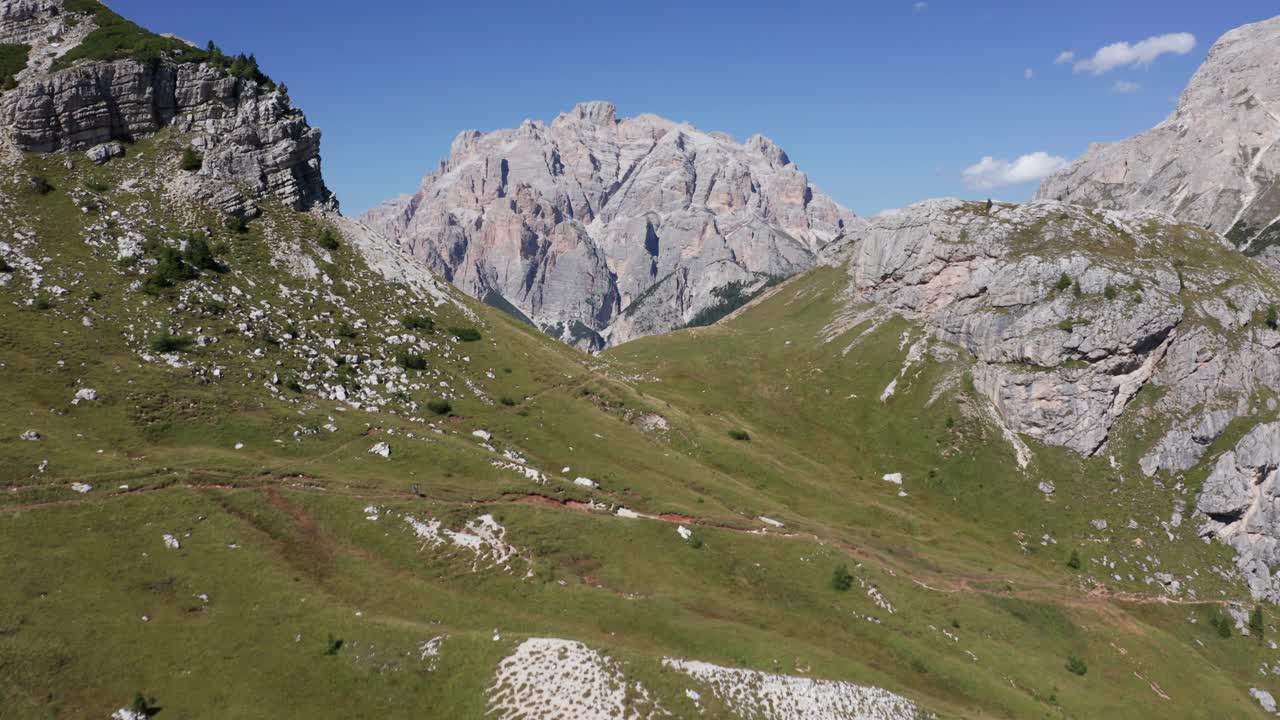 volando sobre una cresta de montaña, paisaje aéreo de montaña en dolomitas, italia