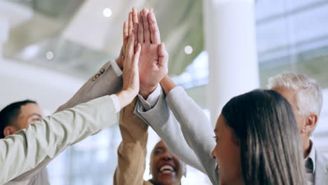 zakenmensen, succes en high five