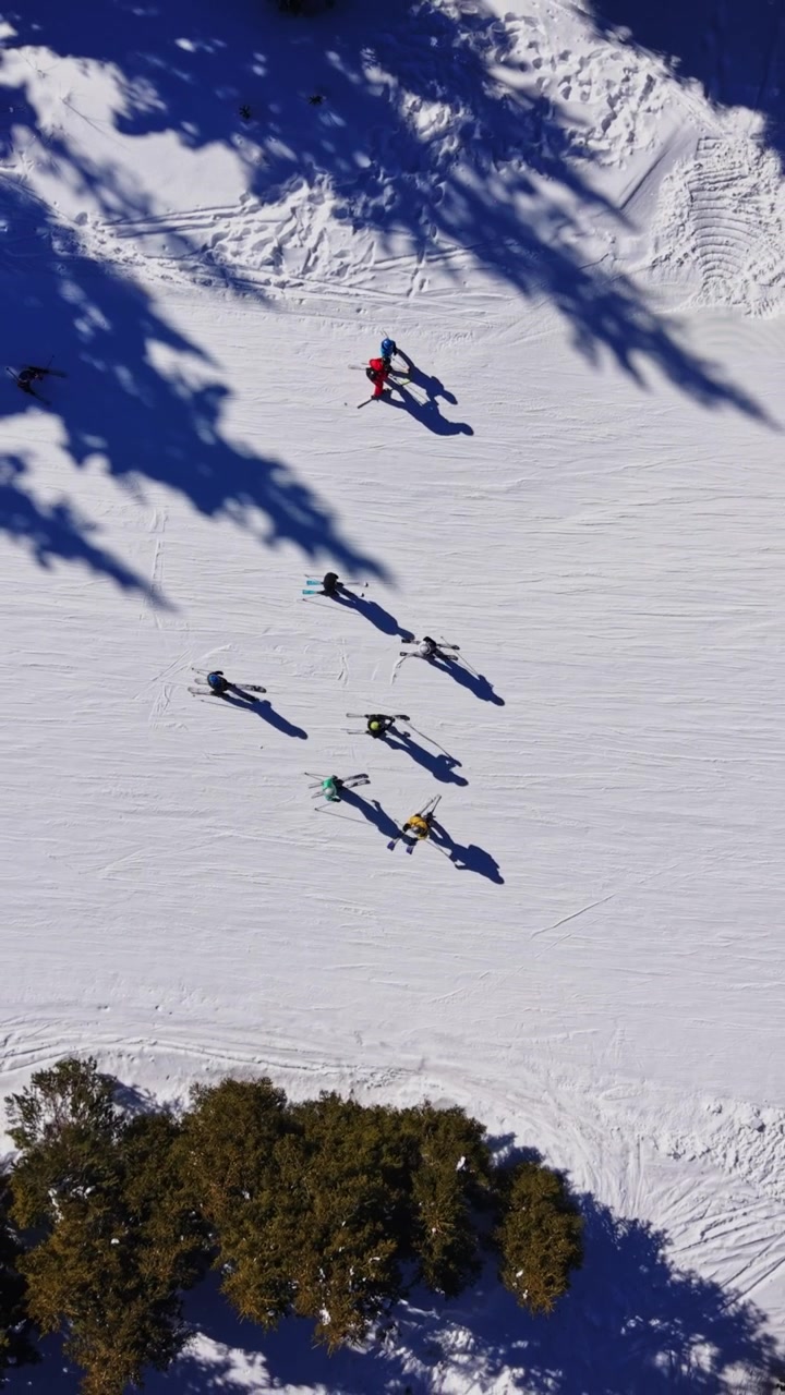 Gli sciatori si godono le piste nei Carpazi, Bulgaria, in inverno