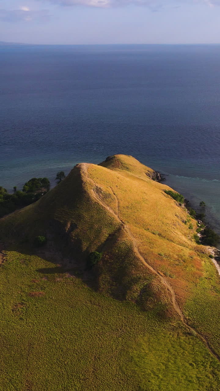 Bidikan Vertikal Bukit di Pulau Kenawa, Sumbawa, Indonesia