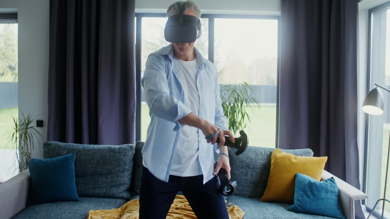 hombre jugando al juego vr en casa