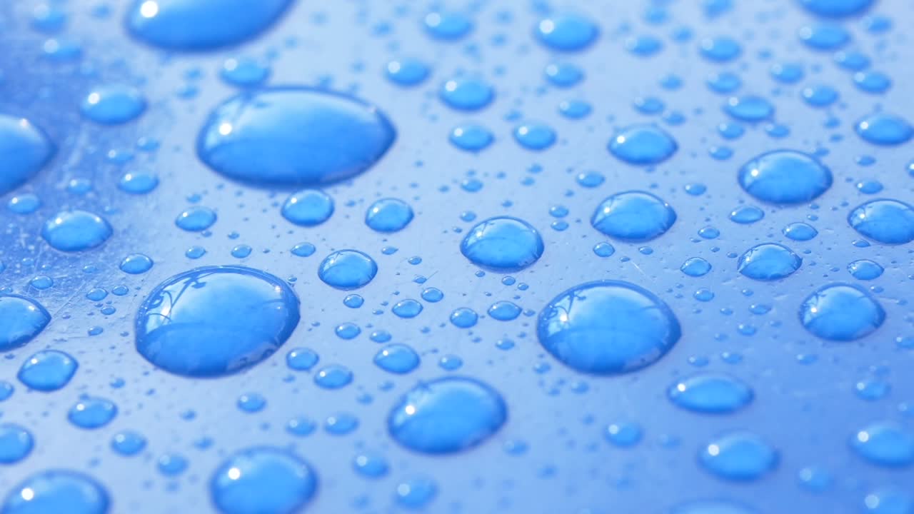 파란색 표면에 물방울