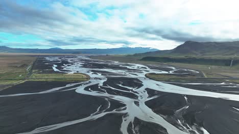 Volando-Hacia-El-Puente-Sobre-El-Cauce-Trenzado-Del-Río-En-El-Sur-De-Islandia