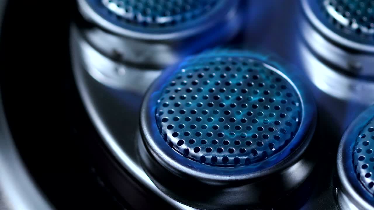 가까운 은 가스 스토브에서 불을 피우기 위해 점화 시작 어에서 어과 곡물 처리