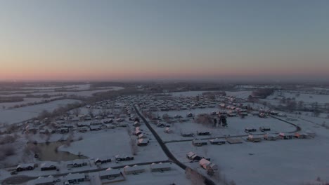 Dolly-Vorwärts-über-Eine-Schneebedeckte-Nachbarschaft-Vor-Sonnenaufgang