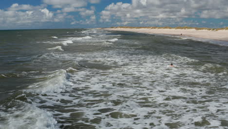 Menschen,-Die-Einen-Sonnigen-Sommertag-Auf-Meer-Genießen.-Mann-Schwimmt-In-Rollenden-Wellen-In-Der-Nähe-Der-Küste.-Ort-Für-Sommerferien.-Dänemark