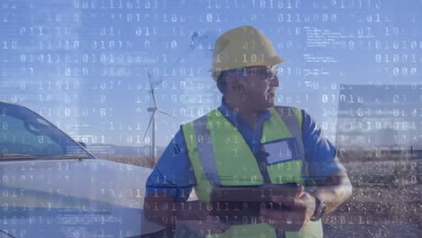 procesamiento de datos de codificación binaria contra un ingeniero masculino caucásico senior que usa una tableta digital