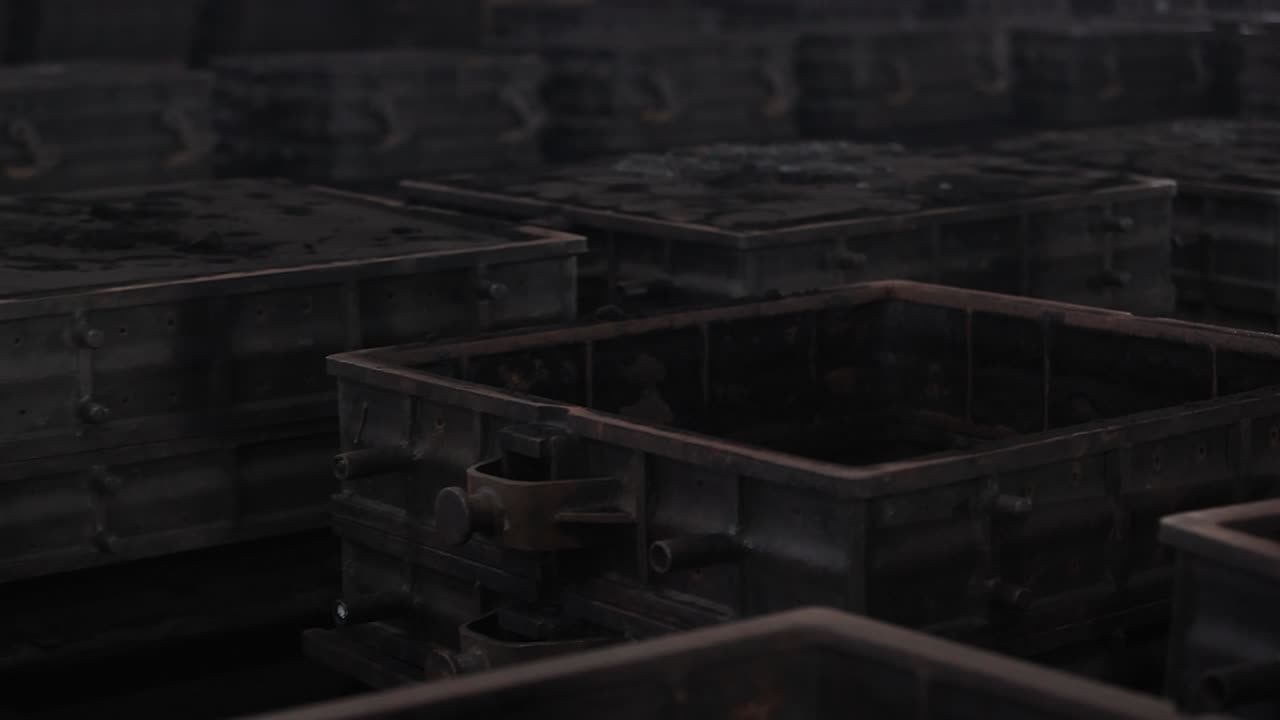 모래형 (sand molded casting) 은 물과 유기 결합 화합물을 포함하는 은 모래에서 형성 된 모래 모형을 사용하여 만들어집니다.