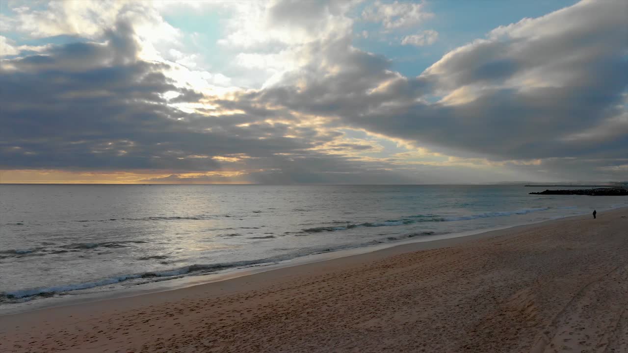Vista della Spiaggia con il Tramonto sull'Orizzonte