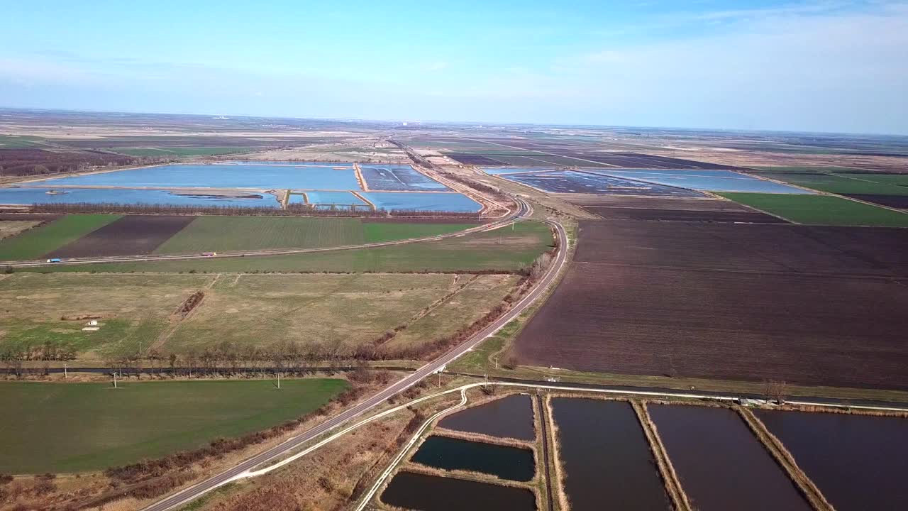 пейзаж с воздуха над водными полями и лугами, в солнечный день