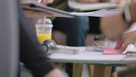 ingenieros de manos cerradas desarrollando software de aplicaciones de fitness para tecnología móvil lluvia de ideas de diseño de soluciones compartiendo ideas en una reunión de oficina de inicio