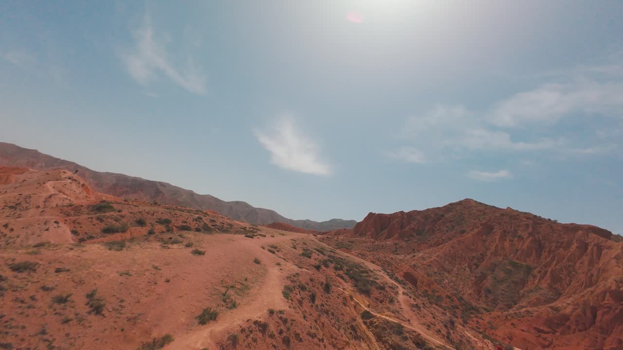Slalom FPV veloce all'interno dello Skazka Fairytale Canyon, passaggi ravvicinati su guglie di roccia arancioni e corridoi tortuosi
