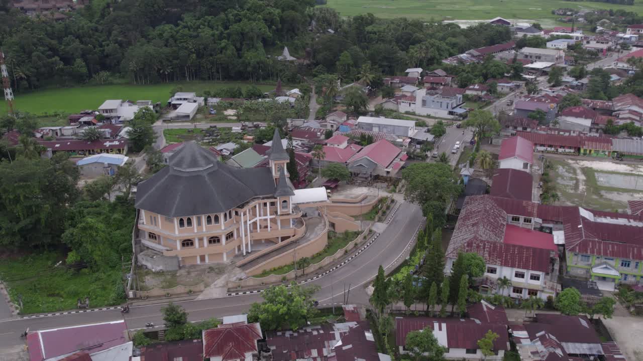 Gereja besar di kota Waikabubak di pulau Sumba saat hari berawan, dari udara.