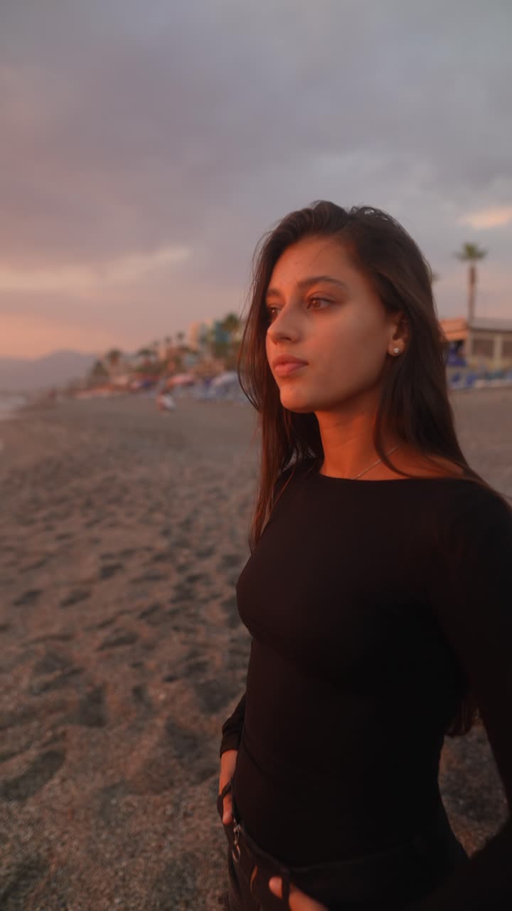 ragazza adolescente alla spiaggia del tramonto.