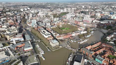 Drone-Junto-Al-Puerto-De-Bristol,-Reino-Unido,-Vista-Panorámica-Aérea-De-Gran-ángulo