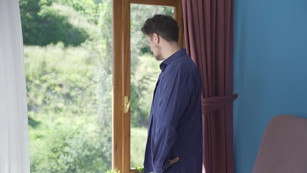 집의 커튼을 닫는 사람.