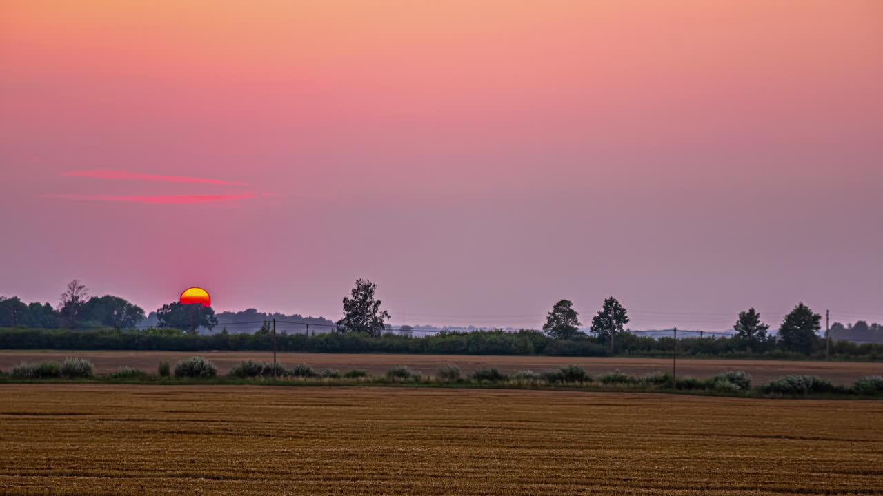 ⁇ 은 하늘과 나무가 있는  ⁇  풍경의 다채로운 해가 지는 풍경의  ⁇