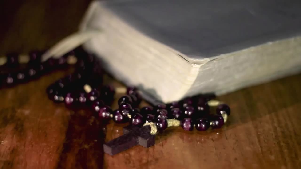 검은 배경으로 성경과 십자가로 신에게 기도 스톡 비디오