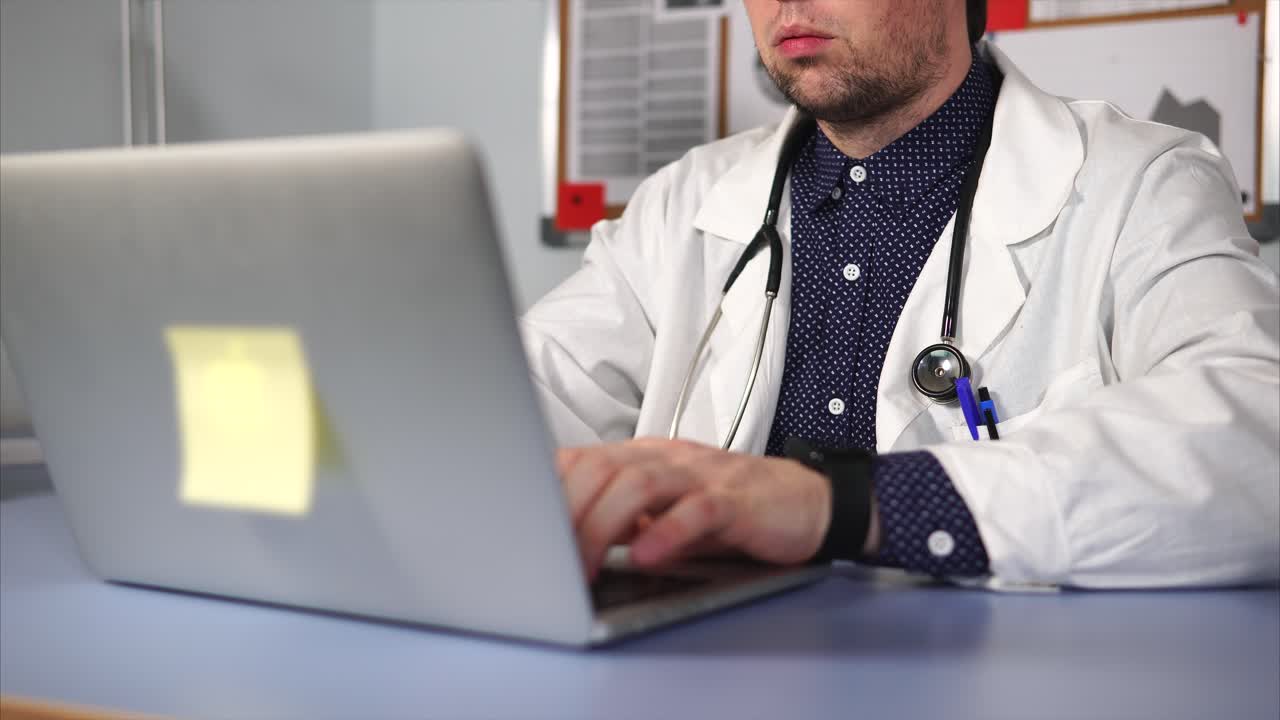 médico trabajando en una computadora portátil