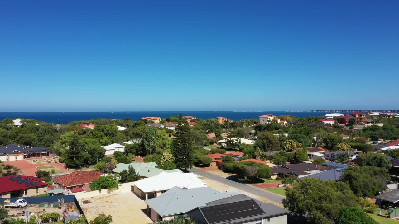 vista aérea de un suburbio costero soleado en rockingham en australia occidental