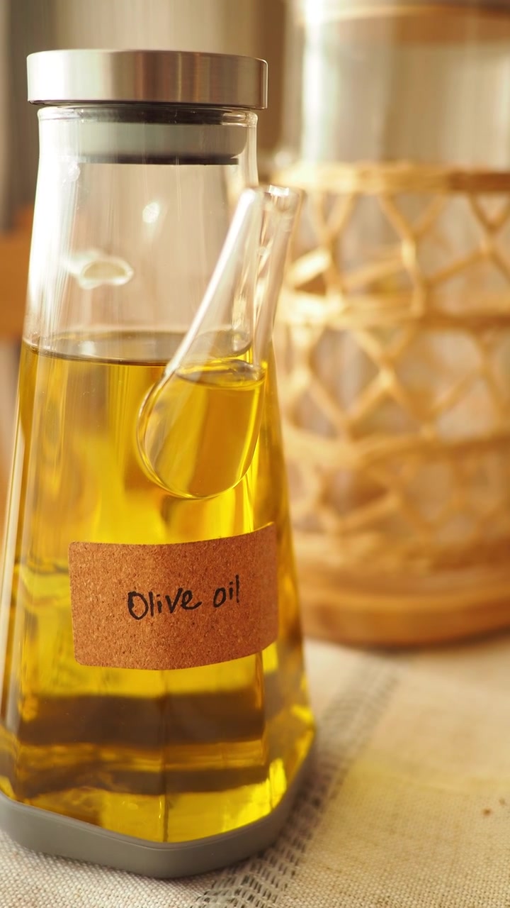 Bottiglia di vetro di olio d'oliva su un tavolo da cucina