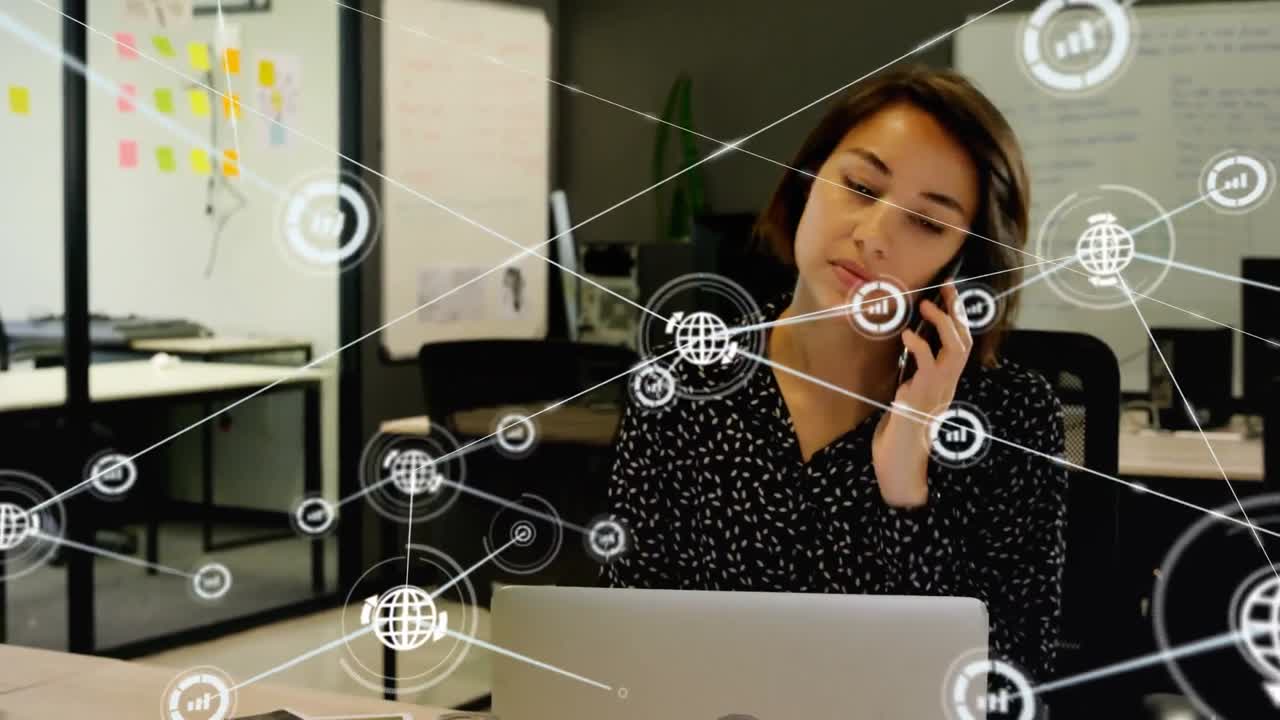 animación de una red de conexiones con iconos sobre una mujer de negocios caucásica que usa un teléfono inteligente