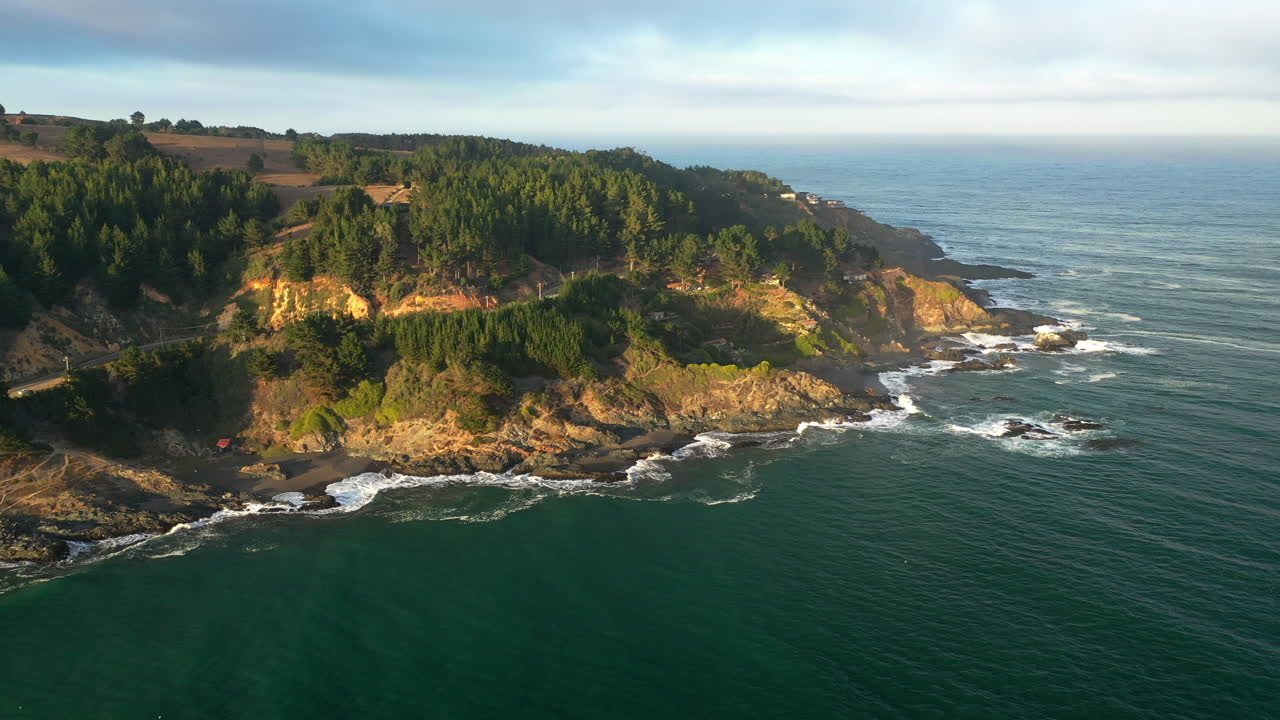 항공 샷, buchupureo, cobquecura, provincia de itata, región de ñuble, 숲 및 해안선 서핑 지점