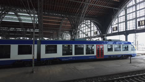 un tren que sale de la estación central de leipzig en un brillante día de invierno