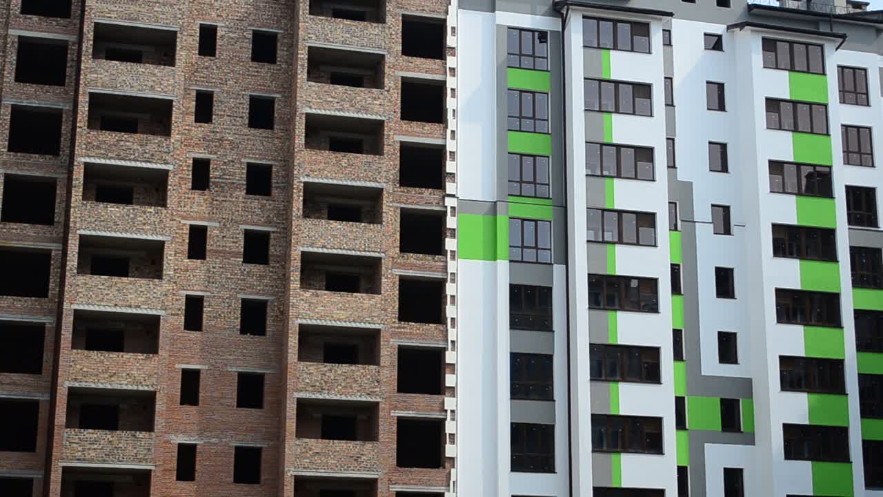 Etageejendom. Optagelse af et hus, byggeøjeblik. Optagelse af husets facade.