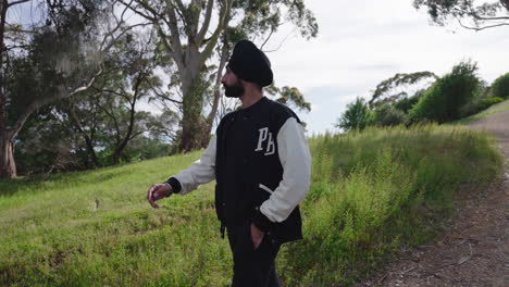 hombre indio sikh caminando cuesta abajo en la naturaleza de verano - disparo medio